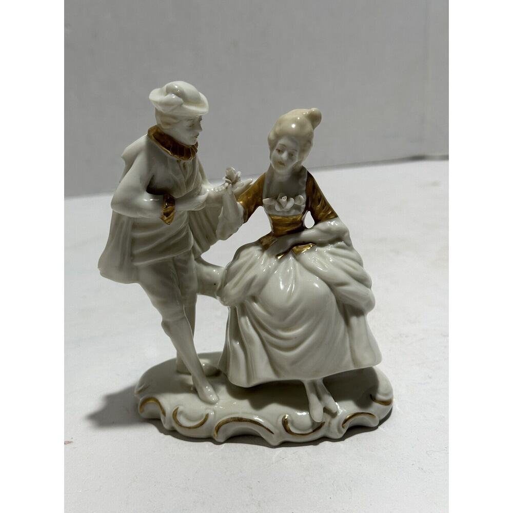 ANTIQUE SITZENDORF ROMANTIC COUPLE W/ Flower WHITE PORCELAIN‎ & GOLD FIGURINE